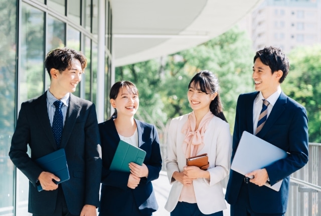 社員が談笑している様子