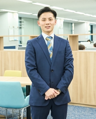 インタビューを受ける先輩社員