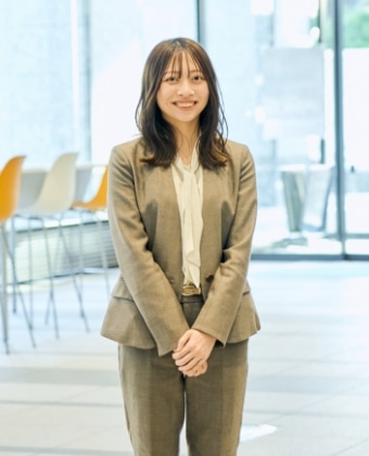 インタビューを受ける先輩社員