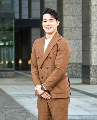 インタビューを受ける先輩社員